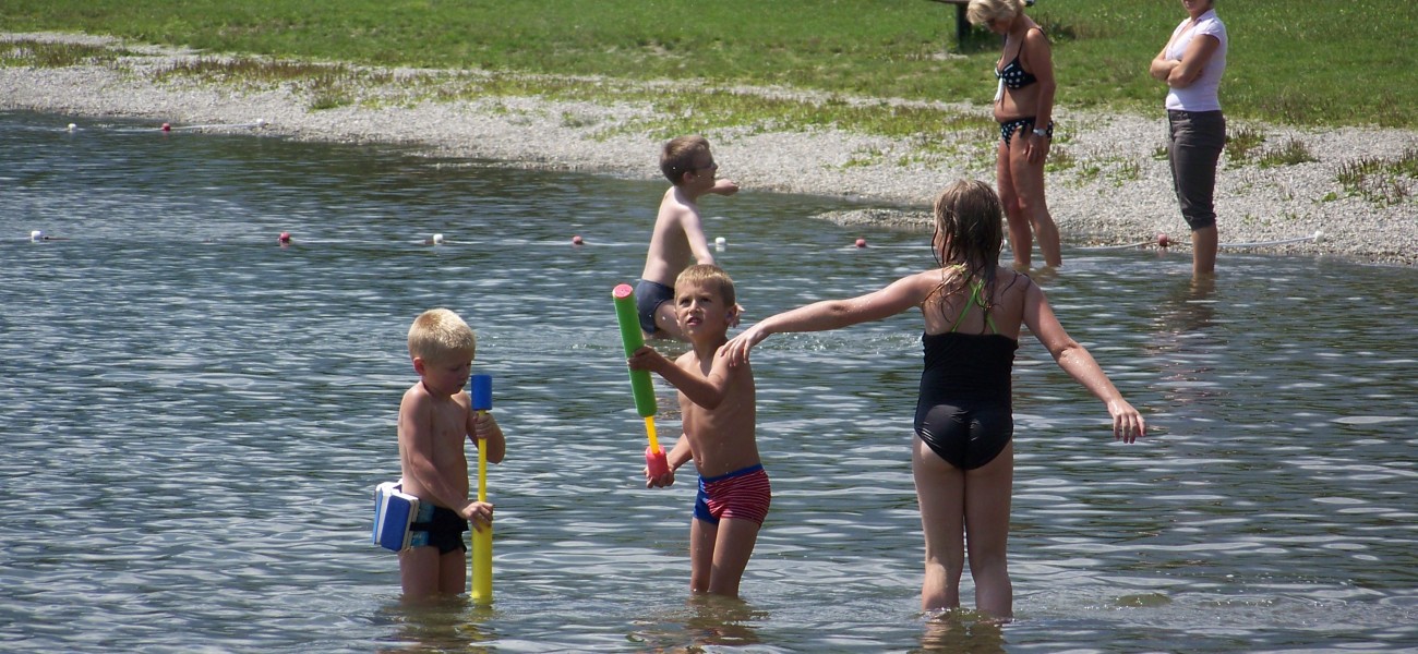 Enfants jouant sur le Lac de Carouge en Savoie