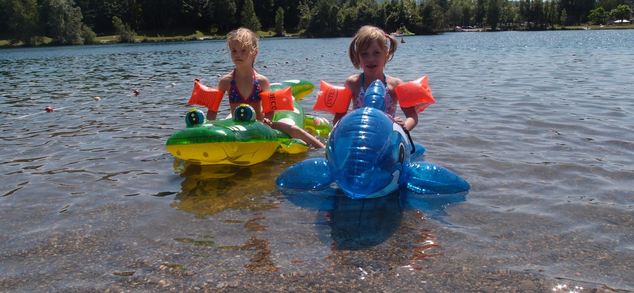 Enfants en bouée sur le Lac de Carouge