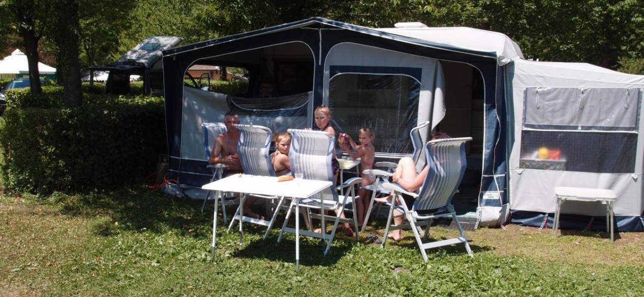 Familia en una caravana en nuestro camping.
