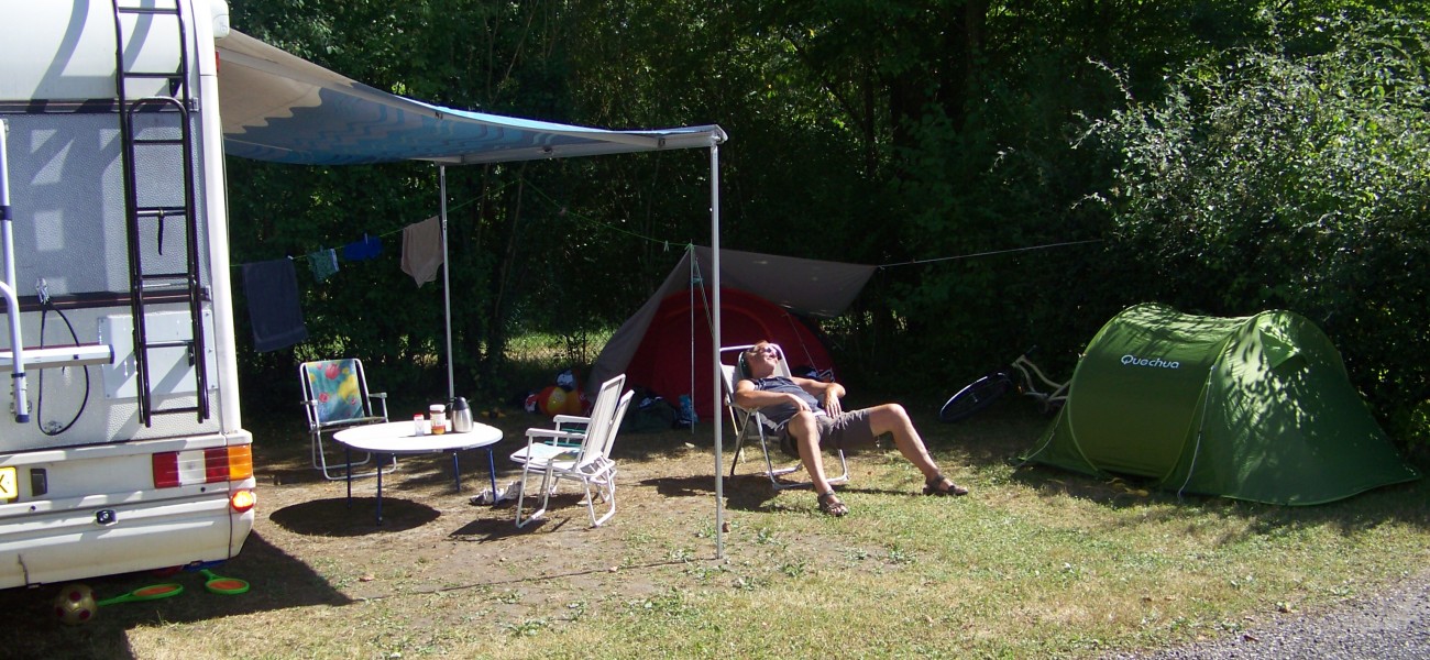 Tienda de campaña en un gran camping en Lac de Carouge